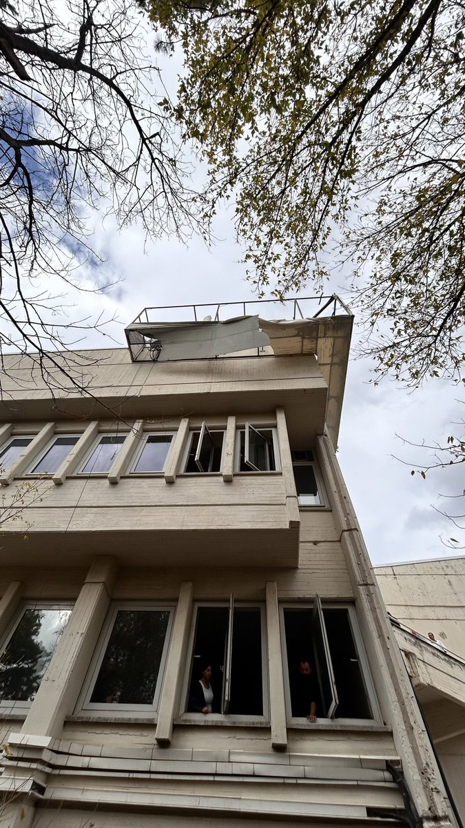 beytepeyolcusu2's tweet photo. Hacettepe Üniversitesinde işçi düşmanı aşağılık düzen, bugün çalışan bir işçinin aşırı yükseklikten düşmesine neden oldu!
Hiçbir güvenlik önlemi alınmadığı ortadadır ve yaralanan işçinin başına gelecek her türlü şeyden Hacettepe Üniversitesi yönetimi sorumludur. 
İşçi düşmanı sermayedarların düzenini alaşağı edeceğiz!