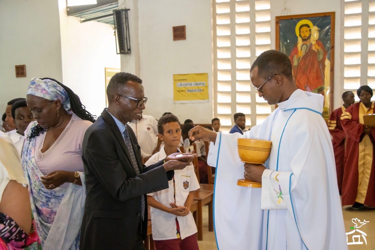 Dansons la victoire de l’amour et célébrons la vie. Depuis 32 ans, chaque étape est une victoire de l’espérance et de la résilience.
#Maggy, entourée des étudiants de <a href="/ESAK_Rwanda/">Ecole Sainte-Anne de Kigali</a> et des invités, a partagé un moment de joie profonde.
#messedactiondegrâce
#lavictoiredelamour