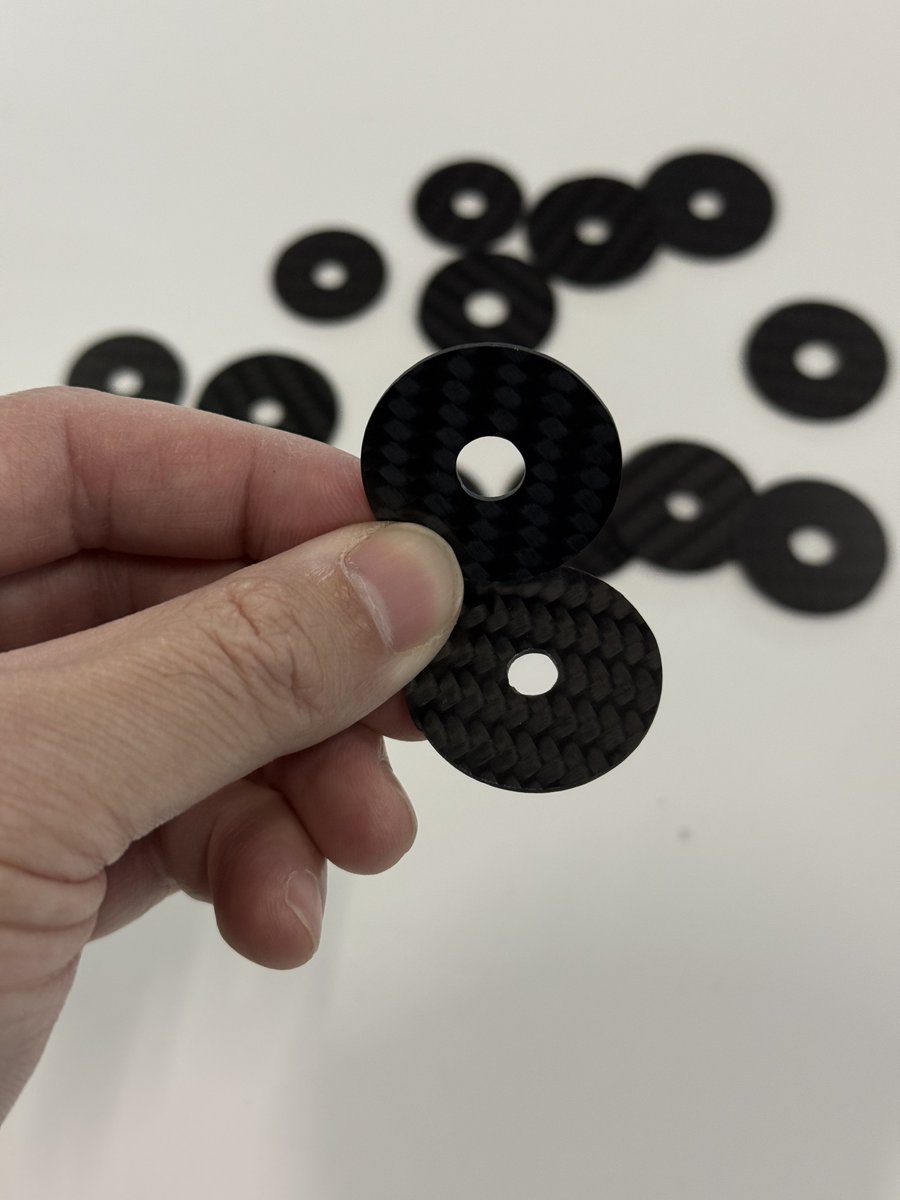 【 ドライカーボンワッシャー 】

アンダーパネルやエアロを固定する時に、
個人的にすごく使いたくて、
ステキなワッシャーを作りました😊
メインがM6とM8です。

セット枚数と価格が決まりましたら、
販売開始します。

#ドライカーボン
#ワッシャー