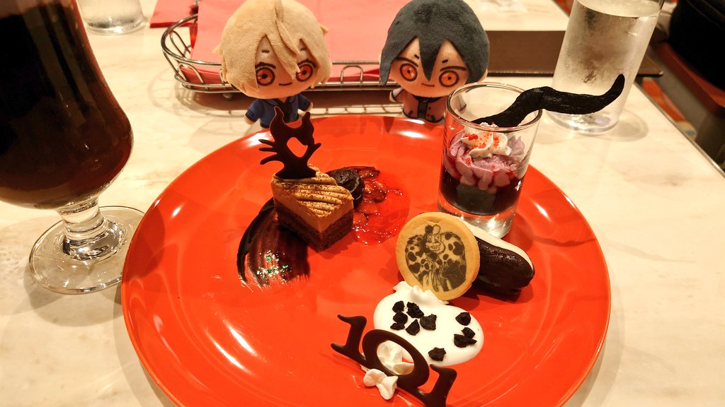 canaria_no_yume's tweet photo. 《センターストリート・コーヒーハウス》の14:00-17:00限定「スペシャルデザートセット」
クルエラ様のデザート目当てで並びました✨
ベイマックスのメニューを初めて見たから撮らせてもらいました❣
りむちも連れてきた♡
#Limtity https://t.co/UitgdvEaKy