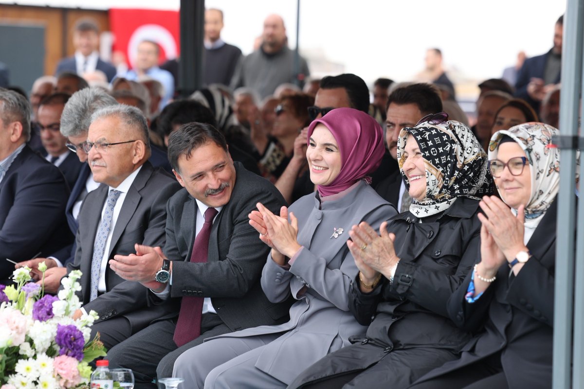 📍Kayseri

Fatma-Turan Aksu Huzurevi Yaşlı Bakım ve Rehabilitasyon Merkezi Temel Atma Töreni'ni gerçekleştirdik.

Bugün bir binadan ziyade, tecrübeleriyle yolumuzu aydınlatan kıymetli büyüklerimiz için sevgi, saygı ve güvenle öreceğimiz bir yaşam alanının temelini atıyoruz.