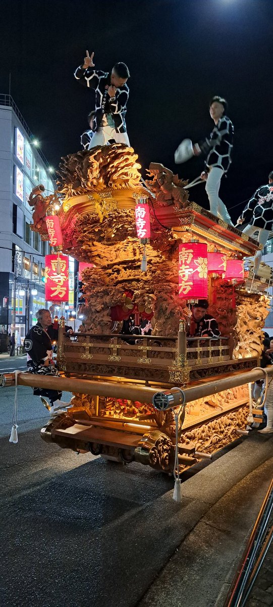 ka_si55's tweet photo. 守口市　南寺方

京阪守口市駅前にて

これまた、めっちゃでっかい地車で駅前を突き進む

盛り上がり・雰囲気・彫り物、最高やん(笑) https://t.co/BcznGdajM7
