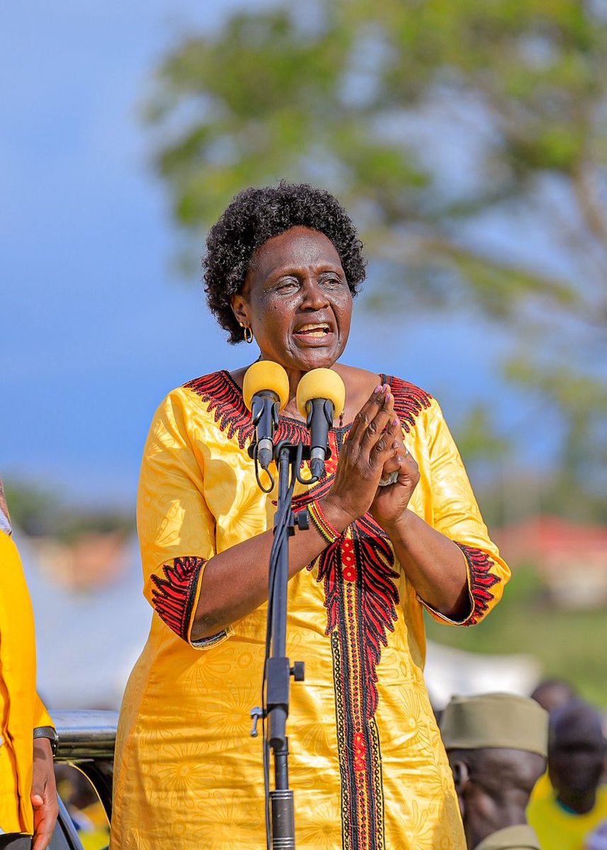 MatendeYassin's tweet photo. Mama Mabira greets the president of the Republic of Uganda 🇺🇬 Gen Yoweri Kaguta Museveni during his campaigns in the north https://t.co/2C9wkovawf