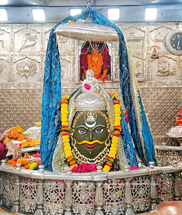 उज्जैन महाकालेश्वर ज्योतिर्लिंग के आज के दिव्य संध्या श्रृंगार आरती दर्शन 🙏

देखते ही मन को शांति, आत्मा को आनंद —
हर रोम रोम में गूंजे बस एक ही नाम...
जय महाकाल।।🙏🔱