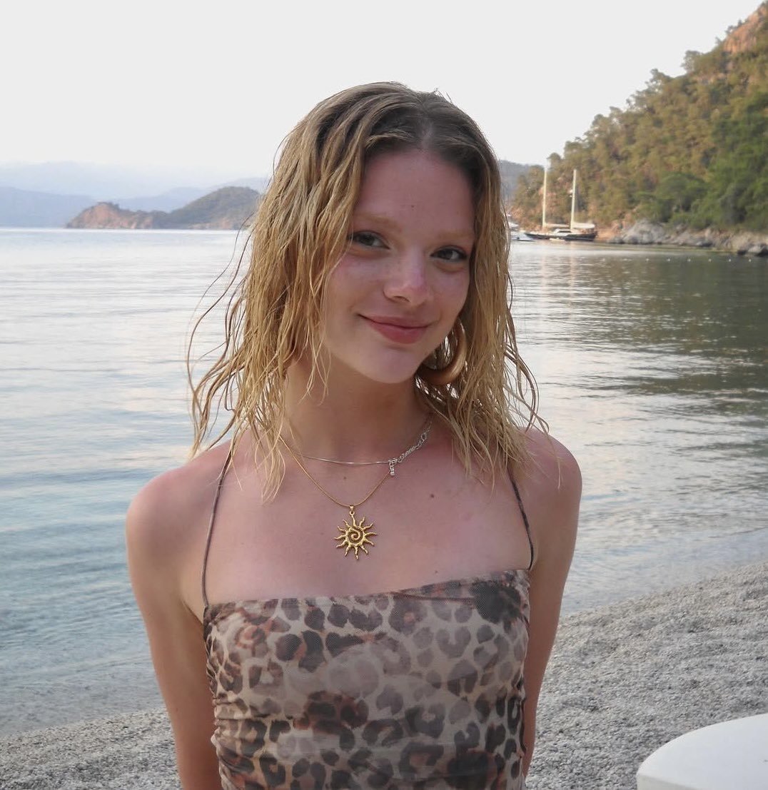 İrem Derici'den Manifest üyesi Esin Bahat'a destek:

“Üşenmeden tek tek dava açarlar umarım. Bebek gibi kızın psikolojisiyle oynamaya kimsenin hakkı yok. Kız beni 7. üyeniz yapın, sizin yerinize de herkesin ağzına s***yım 💅”