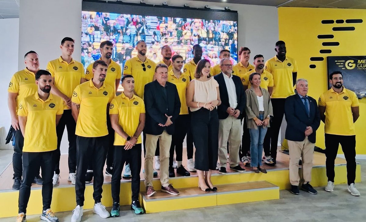 La ‘nueva flota de de conductores’ de <a href="/GuaguasLPA/">Guaguas Municipales 🇮🇨</a> se presentó hace un rato. 

Aún algunos no se conocen los itinerarios bien, pero se los irán aprendiendo. 

La primera plantilla del CV Guaguas estuvo en su segunda casa para seguir la tradición. Ahora, a pelear por el derby.