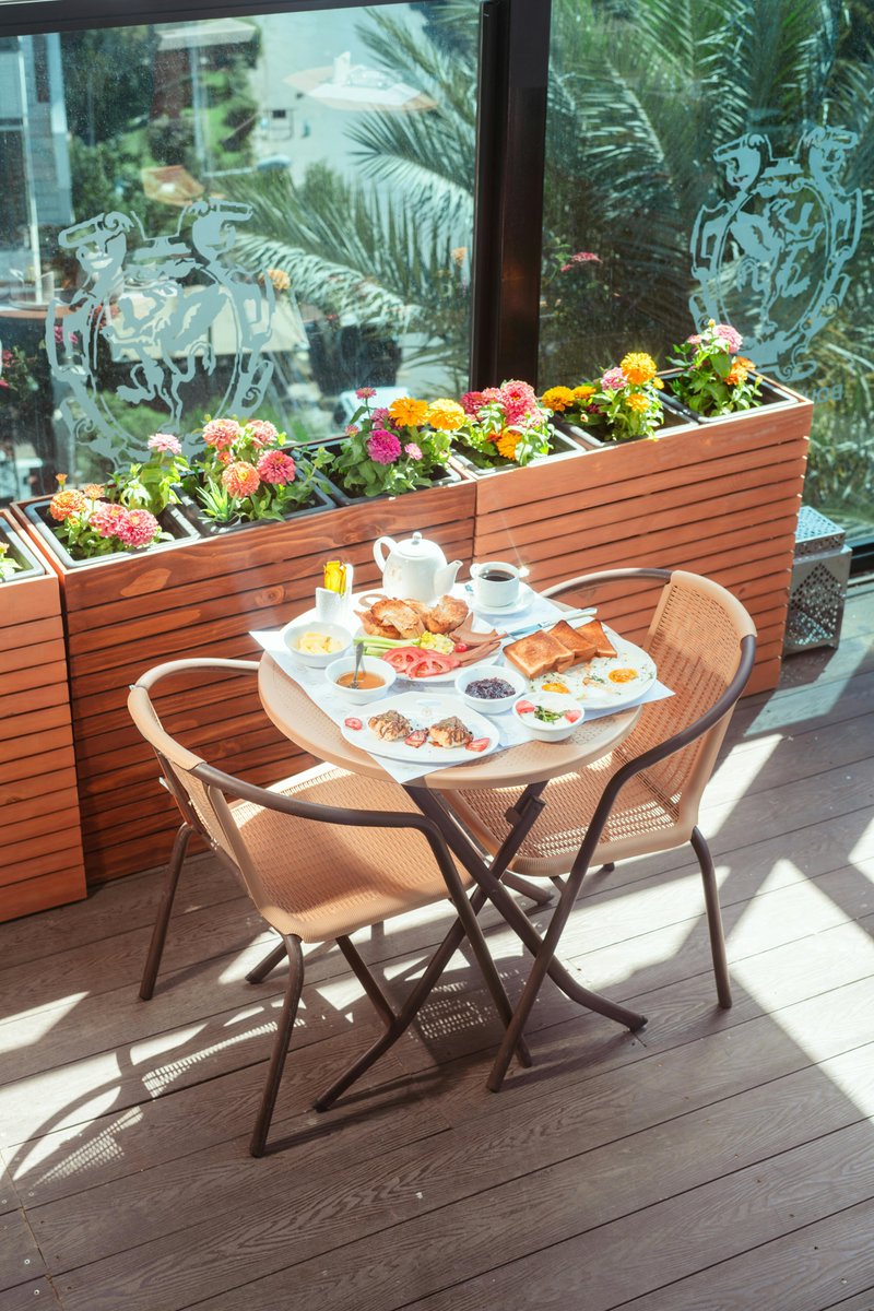 iQsumeria's tweet photo. Elegant Outdoor Breakfast Setting in Baghdad. https://t.co/5I2qw1Iqg0