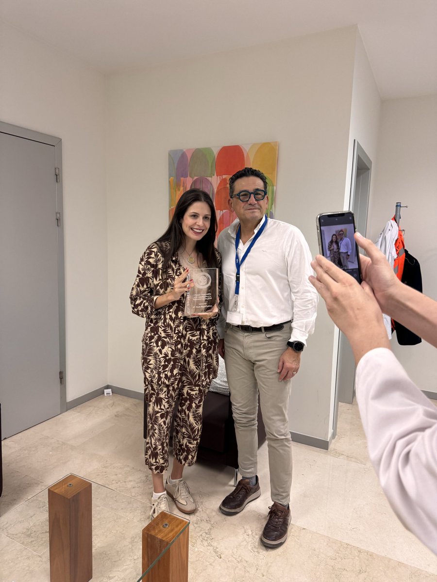 nh487's tweet image. Hace un algo más de un mes tendría que haber estado en Madrid recogiendo este premio, la salud me lo impidió. Ya sabéis, caprichos del destino. 
Lo recogió José Luis Poveda, gerente del Hospital La Fe, quien hoy aprovechando que paso por taller me lo entrega. 

Y ya que en su…