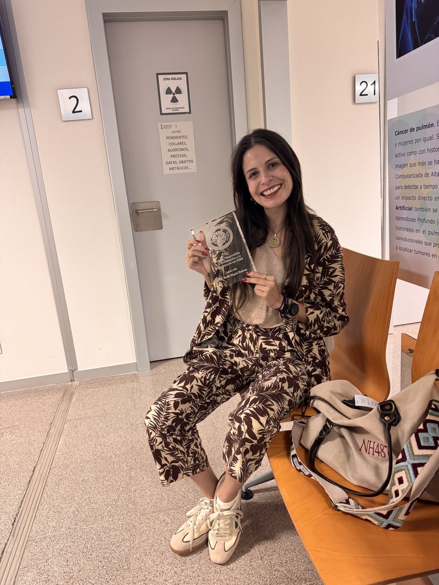 nh487's tweet image. Hace un algo más de un mes tendría que haber estado en Madrid recogiendo este premio, la salud me lo impidió. Ya sabéis, caprichos del destino. 
Lo recogió José Luis Poveda, gerente del Hospital La Fe, quien hoy aprovechando que paso por taller me lo entrega. 

Y ya que en su…