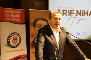 First image shows a man in a dark suit speaking at a podium with microphone in a conference room featuring banners for Turkiyenin En Buyuk Sendikasi and Arif Nihat Asya Nihai Asya alongside the Eğitim-Bir-Sen logo and a screen displaying Vefatının 50 Yılı. Second image depicts a man in a suit at a podium with a large projected portrait of Arif Nihat Asya wearing glasses and a red tie next to banners for Ercan Solusan and Arif Nihat. Third image captures a man in a gray suit speaking at a podium with Turkish and another flag banners for Turkiyenin En Buyuk Sendikasi and Eğitim-Bir-Sen plus a portrait of Arif Nihat Asya and text for Çukurova Solusan Mehmet Akif. Fourth image displays a large group of people including men and women in formal attire standing on a stage with a Turkish flag table with cups and microphones in a hall setting.