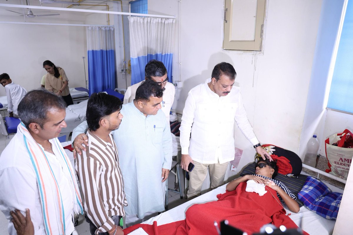 INCMP's tweet photo. आज नेता प्रतिपक्ष श्री @UmangSinghar जी ने हमीदिया अस्पताल पहुंचकर कार्बाइड एयर गन से झुलसे मासूम बच्चों से मिलकर उनके परिजनों से चर्चा की।  

₹200 की गन ने 292 आंखों की रोशनी छीन ली मगर सरकार की आंखें अब भी बंद हैं!  दीवाली पर जहां बच्चों के हाथों में खुशियां होनी चाहिए थीं, वहां दर्द और अंधकार है। 11 जिलों में 292 बच्चे घायल है, कई बच्चों की आंखों की रोशनी हमेशा के लिए चली गई।