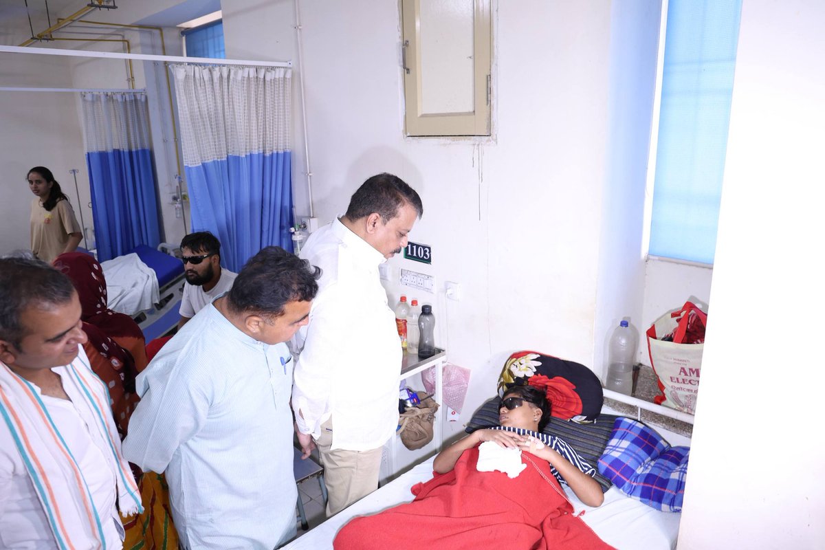 INCMP's tweet photo. आज नेता प्रतिपक्ष श्री @UmangSinghar जी ने हमीदिया अस्पताल पहुंचकर कार्बाइड एयर गन से झुलसे मासूम बच्चों से मिलकर उनके परिजनों से चर्चा की।  

₹200 की गन ने 292 आंखों की रोशनी छीन ली मगर सरकार की आंखें अब भी बंद हैं!  दीवाली पर जहां बच्चों के हाथों में खुशियां होनी चाहिए थीं, वहां दर्द और अंधकार है। 11 जिलों में 292 बच्चे घायल है, कई बच्चों की आंखों की रोशनी हमेशा के लिए चली गई।