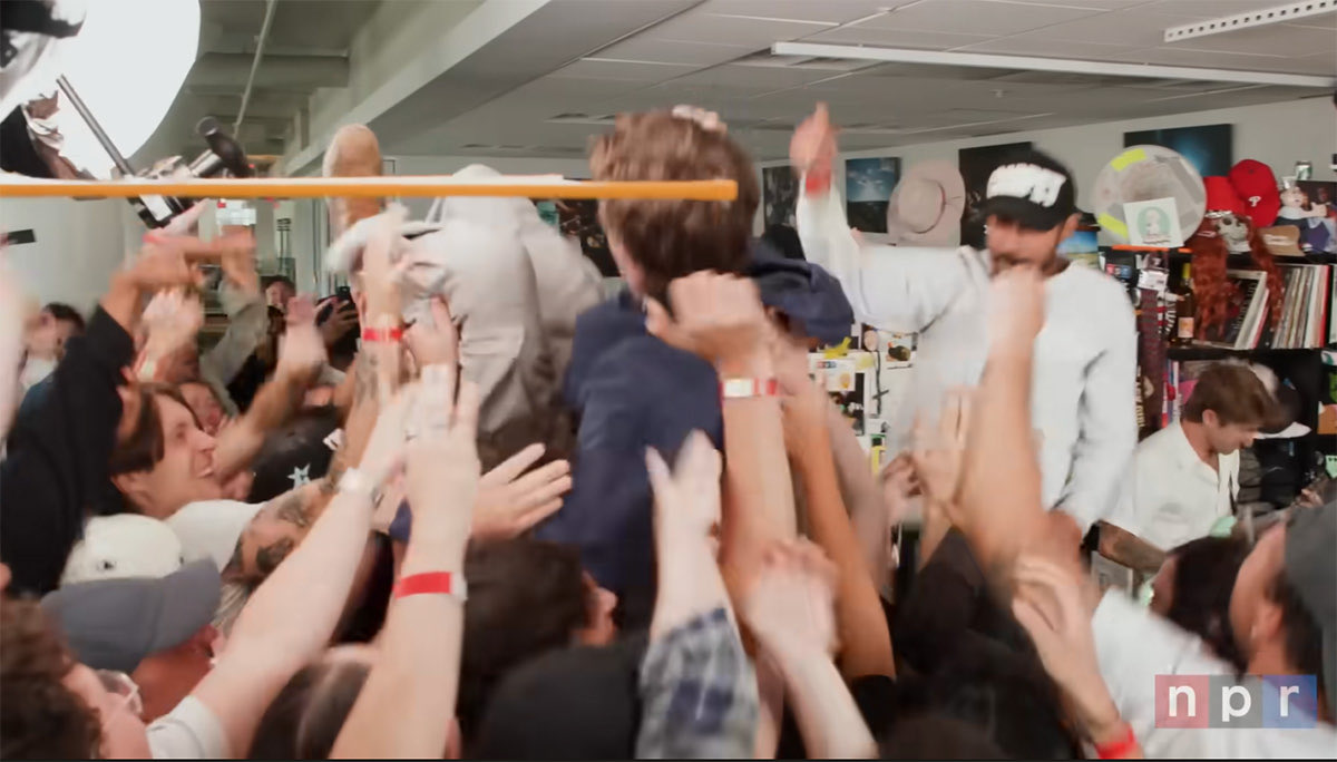iagomds's tweet photo. @clndereIa @HiagoVinicius Enquanto isso no tiny desk do turnstile 
A interação com a plateia é unicamente dependente do artista https://t.co/fnxEA8sJVk