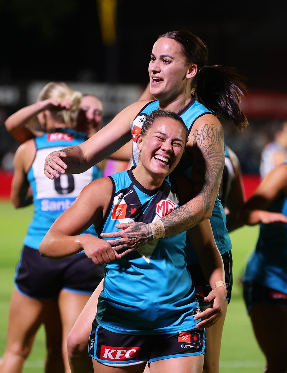 aflwomens's tweet photo. All smiles for the skipper ๐
#AFLWCrowsPower https://t.co/T4iyw0dzeC