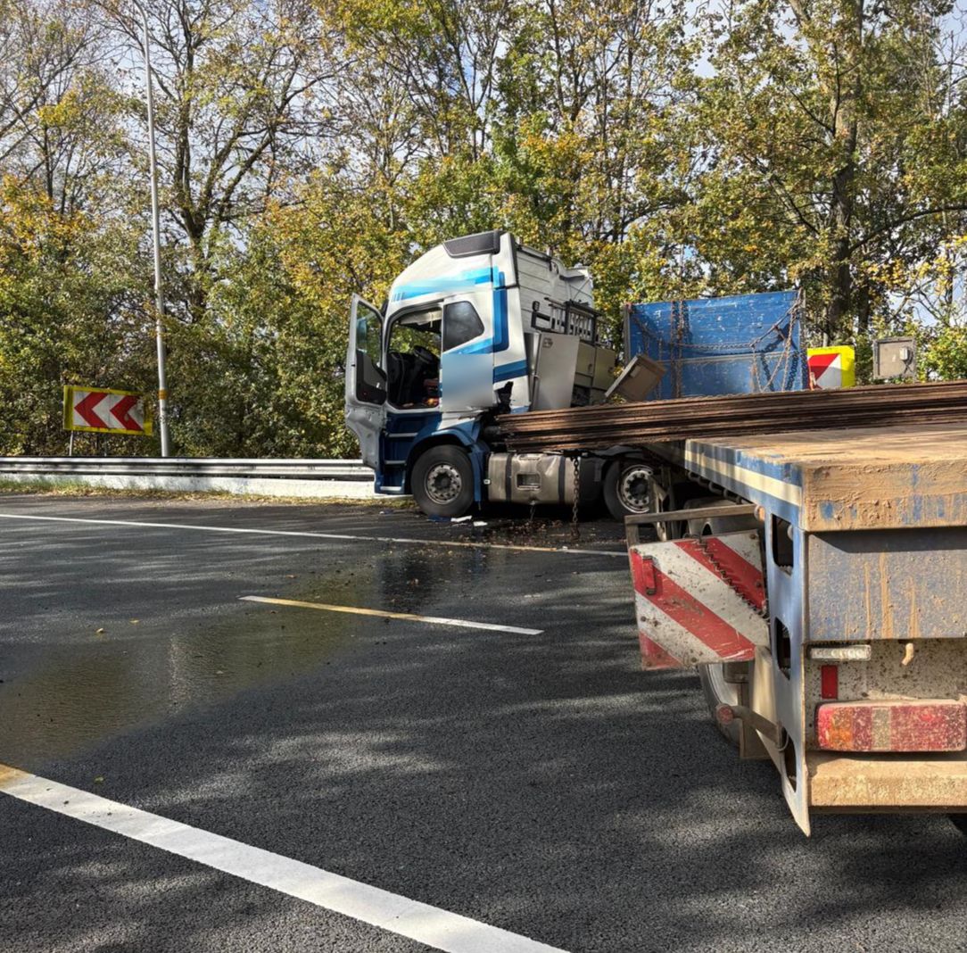 Geschaarde vrachtwagen lekt diesel op A58