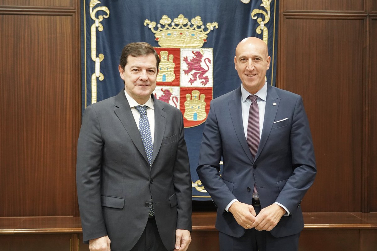 Ayuntamiento de León (@leonayto) on Twitter photo 🌆 El alcalde, José Antonio Diez @jadiezleon, logra el respaldo de la <a href="/jcyl/">Junta de Castilla y León</a> para constituir #LeónEsp como Gran Ciudad si así lo aprueba el Pleno Municipal
Diez: "Esta iniciativa ayudaría a modernizar la gestión del Ayuntamiento"
ℹ️ tinyurl.com/5n73bvyr 
📷Ical 🌆 El alcalde, José Antonio Diez @jadiezleon, logra el respaldo de la <a href="/jcyl/">Junta de Castilla y León</a> para constituir #LeónEsp como Gran Ciudad si así lo aprueba el Pleno Municipal
Diez: "Esta iniciativa ayudaría a modernizar la gestión del Ayuntamiento"
ℹ️ tinyurl.com/5n73bvyr 
📷Ical