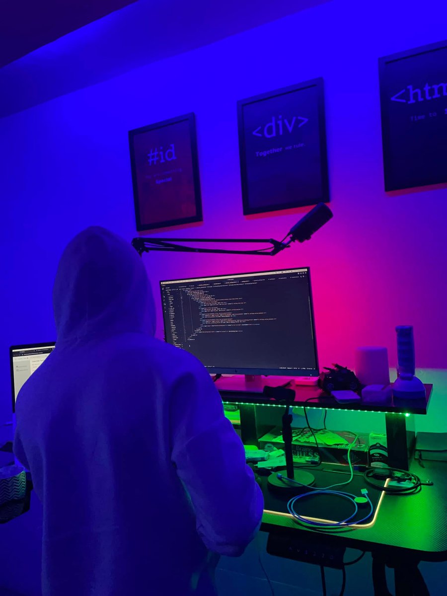 MichealCodes's tweet image. Most people underestimate how much discipline it takes to be a developer.
Everyone talks about learning to code.
Few talk about showing up when you don’t feel like it.
There are days when:
•The code doesn’t work.
•The bug makes no sense.
•You question if you’re even good…