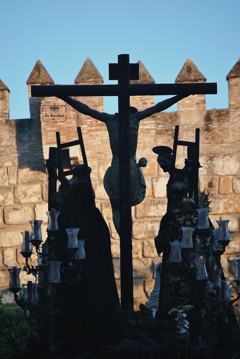 A los pies de tu santa cruz….