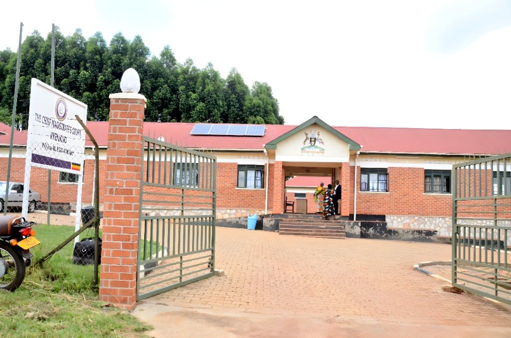 MrAmooti's tweet photo. ALLEGED LAND FRAUDSTER CHARGED BEFORE KYENJOJO CHIEF MAGISTRATES COURT
@AntiGraft_SH, in collaboration with the Kyenjojo @PoliceUg, has presented Mugisha Vincent in Kyenjojo Chief Magistrate's Court on charges of Obtaining Money by False Pretenses and Cheating.  #ExposeTheCorrupt https://t.co/6iB5VwYBZQ