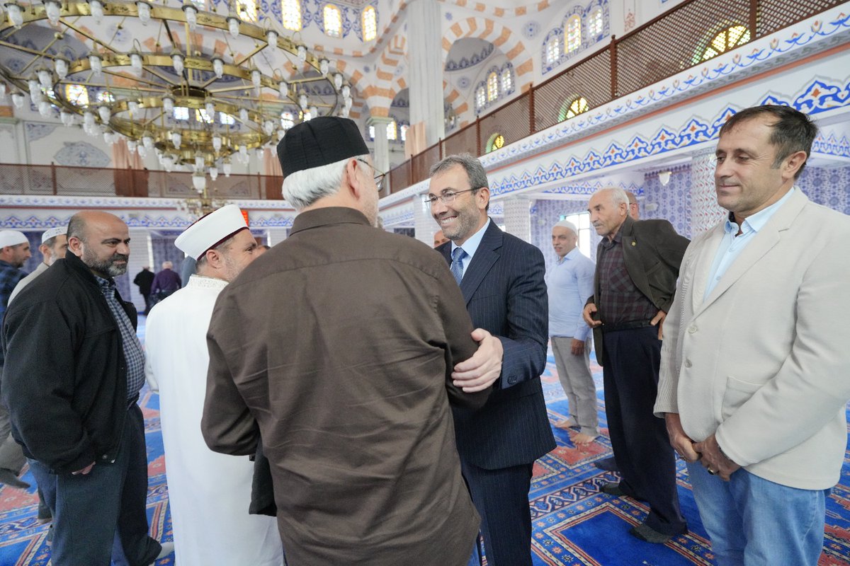 ahmetcinpendik's tweet photo. Güllübağlar Mahallesi Mevlana Camii'nde Cuma namazımızı eda ettikten sonra hemşehrilerimizle selamlaştık, muhabbet ettik. https://t.co/Tu3rGIzdaF