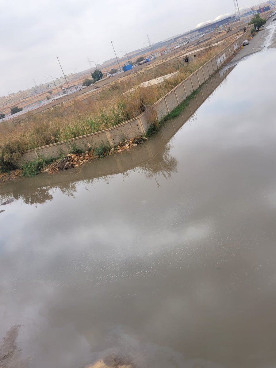 578380b09f3445f's tweet photo. 📍 شارع القميري وشارع القماري – حي الحزم، الرياض
تجمع المياه بالموقع مستمر ويزداد وقت الأمطار، مما يعيق حركة الأهالي والمركبات.
سبق رفع بلاغ عبر مدينتي وأمانة الرياض دون استجابة حتى اللحظة.
نأمل من @Amanatalriyadh سرعة معالجة الوضع.
#الرياض #أمانة_الرياض #مشاكل_الطرق https://t.co/nO84CXbFB4