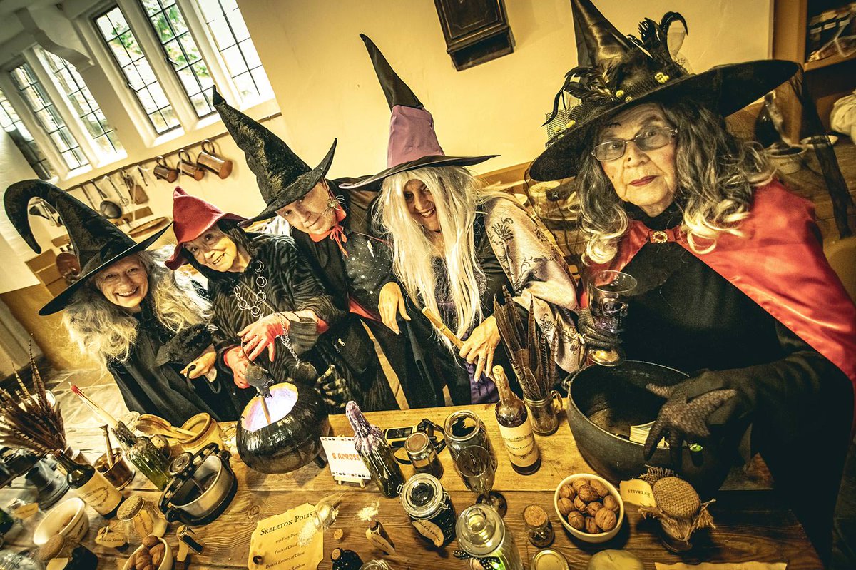 The Rockingham witches and wizards await your arrival as Halloween returns to the castle this October half term! 🧙‍♀️🎃

Dress up in your most ghoulishly glamorous Halloween garb, all ready for a carved pumpkin trail and plenty of games.

Find out more 👉 oakleyvale.com/2025/10/01/spo…