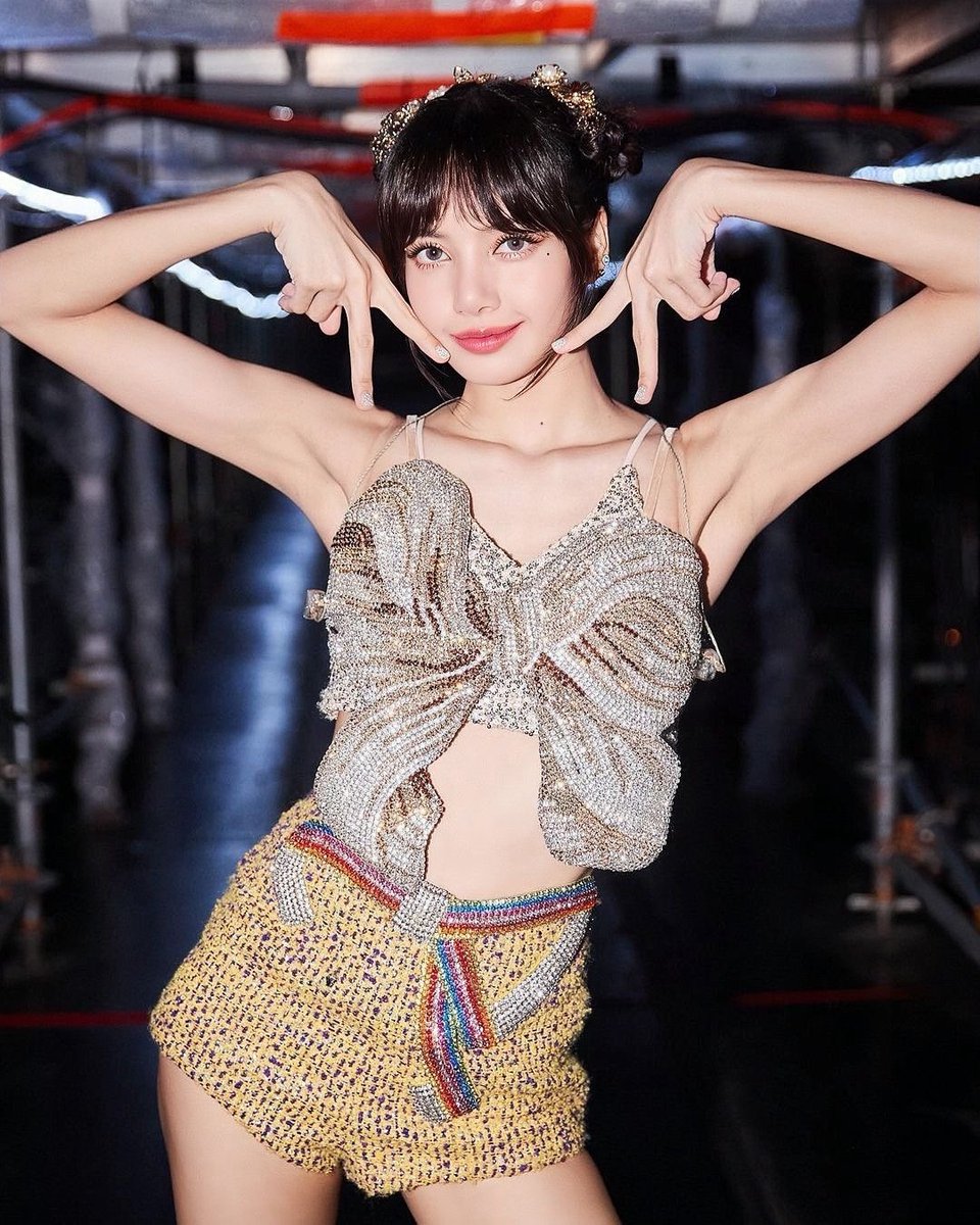 LISANATIONS_'s tweet photo. For the pride of Thailand! Retweet and reply! 

LISA ENCHANTS RAJAMANGALA 
#DEADLINEinBangkok_LISA 
#BLACKPINK_DEADLINE https://t.co/WuMCUHPjXY