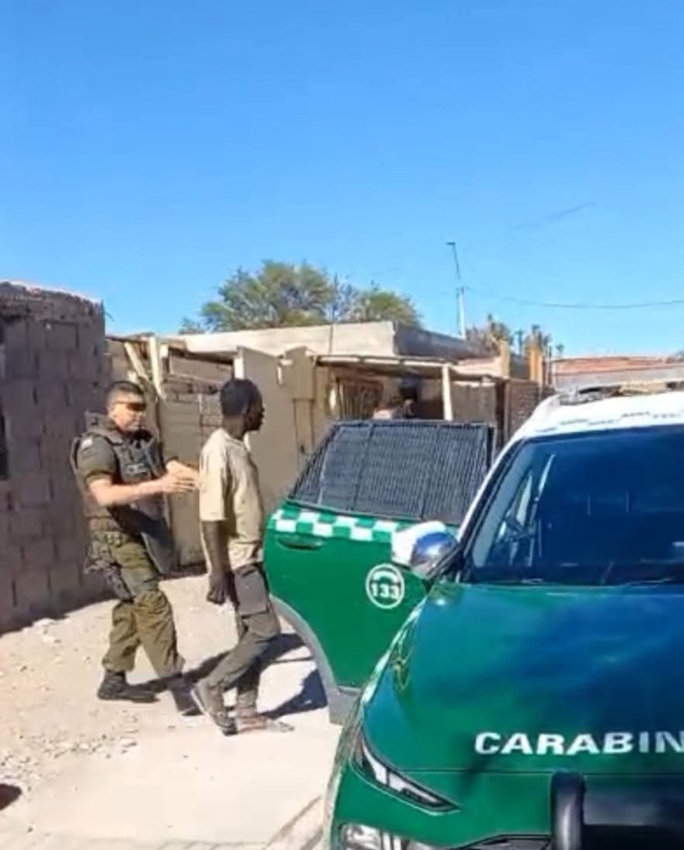 #iquique #chile
Carabineros de La Tirana detuvieron a un haitiano que se había tomado una vivienda