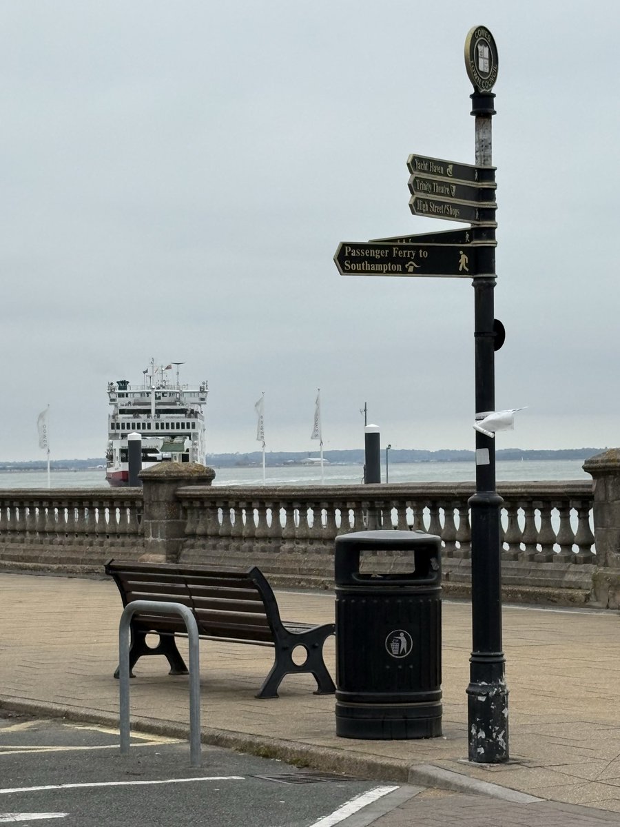 Tash ☕️🍰🐿️🌳📚✍️📸 (@ewok1973) on Twitter photo #FingerpostFriday
 📍 Cowes Esplanade, Isle of Wight #FingerpostFriday
 📍 Cowes Esplanade, Isle of Wight