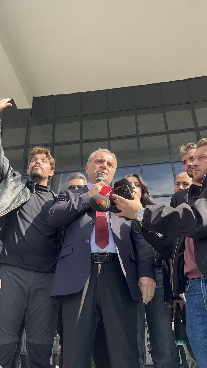 Erunmedya38's tweet photo. 📢 ERÜ’de  ÖLDÜRÜLEN MELİHA KESKİN İÇİN REKTÖRLÜĞE YÜRÜYÜŞ
Öğrenciler, “Kadın cinayeti sistem sorunudur” ve “Güvenli kampüs istiyoruz” sloganlarıyla cinayete ve güvenlik zaafiyetine tepki gösterdi.
#MelihaKeskin #ErciyesÜniversitesi #KadınCinayetleri #GüvenliKampüs #Kayseri #erü https://t.co/BDEMSeiwrE