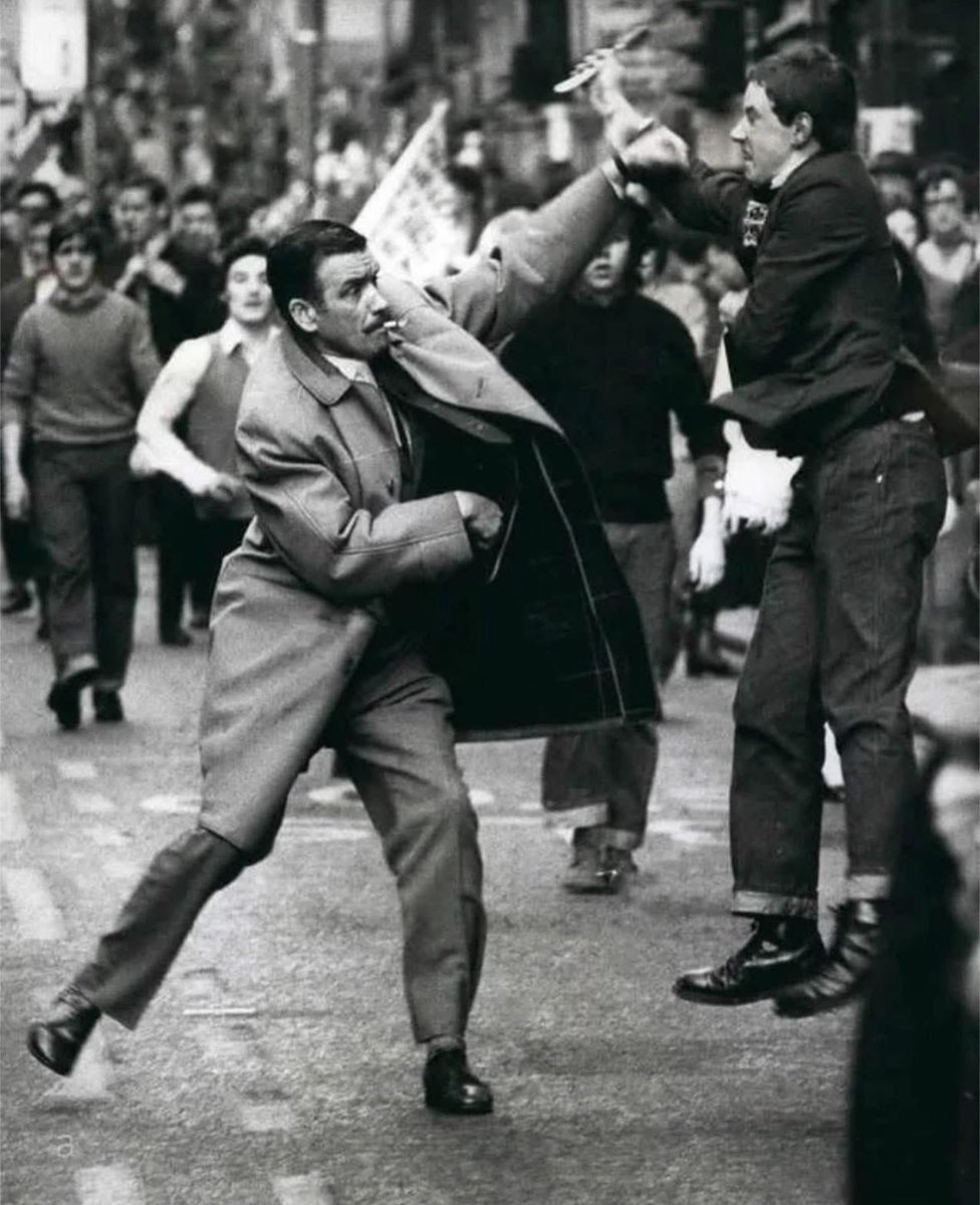 FlipLondonTours's tweet image. A dapper looking undercover detective, George Johnston, disarms a man with a razor who attacked protest marchers during an Irish solidarity parade, Glasgow, 1971