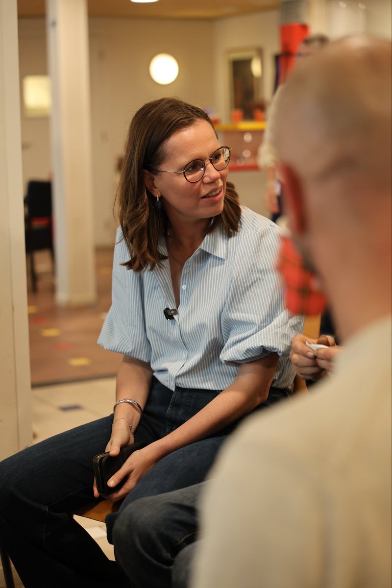 Woensdag ging de blauwe sjaal om en ontving ik <a href="/mirjambikker/">Mirjam Bikker</a> in ons mooie Dordrecht. Op bezoek bij een inloophuis voor dak- en thuisloze mensen, én in gesprek met Dordtenaren. Campagnetijd is druk maar is het ook waard. Tijd om op te staan voor het goede op 29 okt.
#stemopdeheer