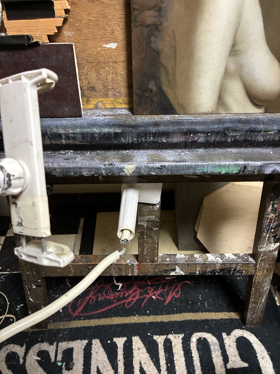 iPadを固定するバーみたいなヤツが捩じ切れた…。