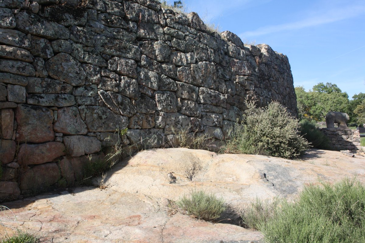 Castro de Las Merchanas (Salamanca)

Castro de la Edad de Hierro de Las Merchanas. Se localiza en dos tesos defendidos por el río Camaces y por lienzos de muralla, accediéndose al recinto por dos puertas y dos portillos que aún están en pie.

turismocastillayleon.com/es/patrimonio-…