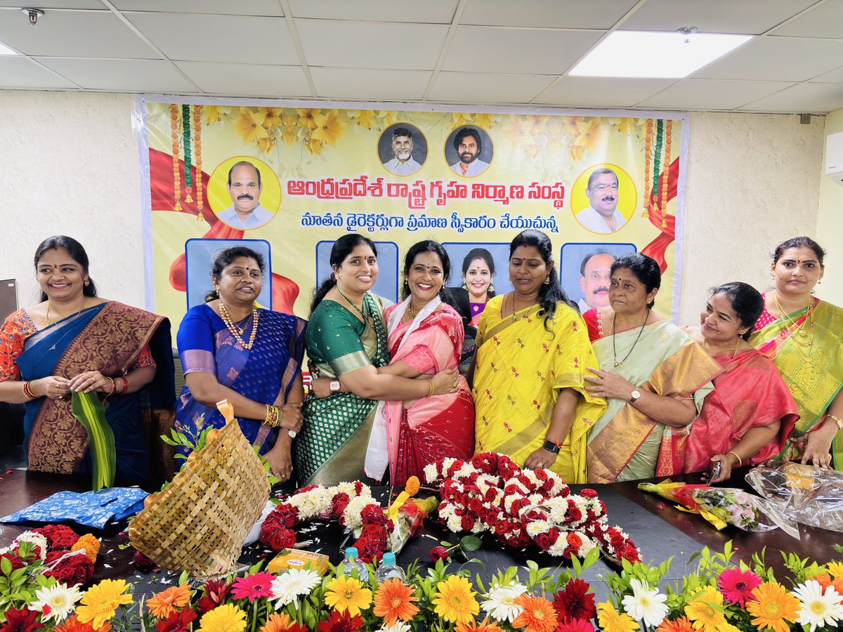 Sivaparvathijsp's tweet image. ఆంధ్ర ప్రదేశ్ హౌసింగ్ డెవలప్మెంట్ కార్పొరేషన్ డైరెక్టర్ గా ప్రమాణ స్వీకారం చేసిన మా తోటి జన సేన మహిళా నాయకురాలు శ్రీమతి ప్రియ సౌజన్య గారికి హృదయ పూర్వక శుభాకాంక్షలు 🙏