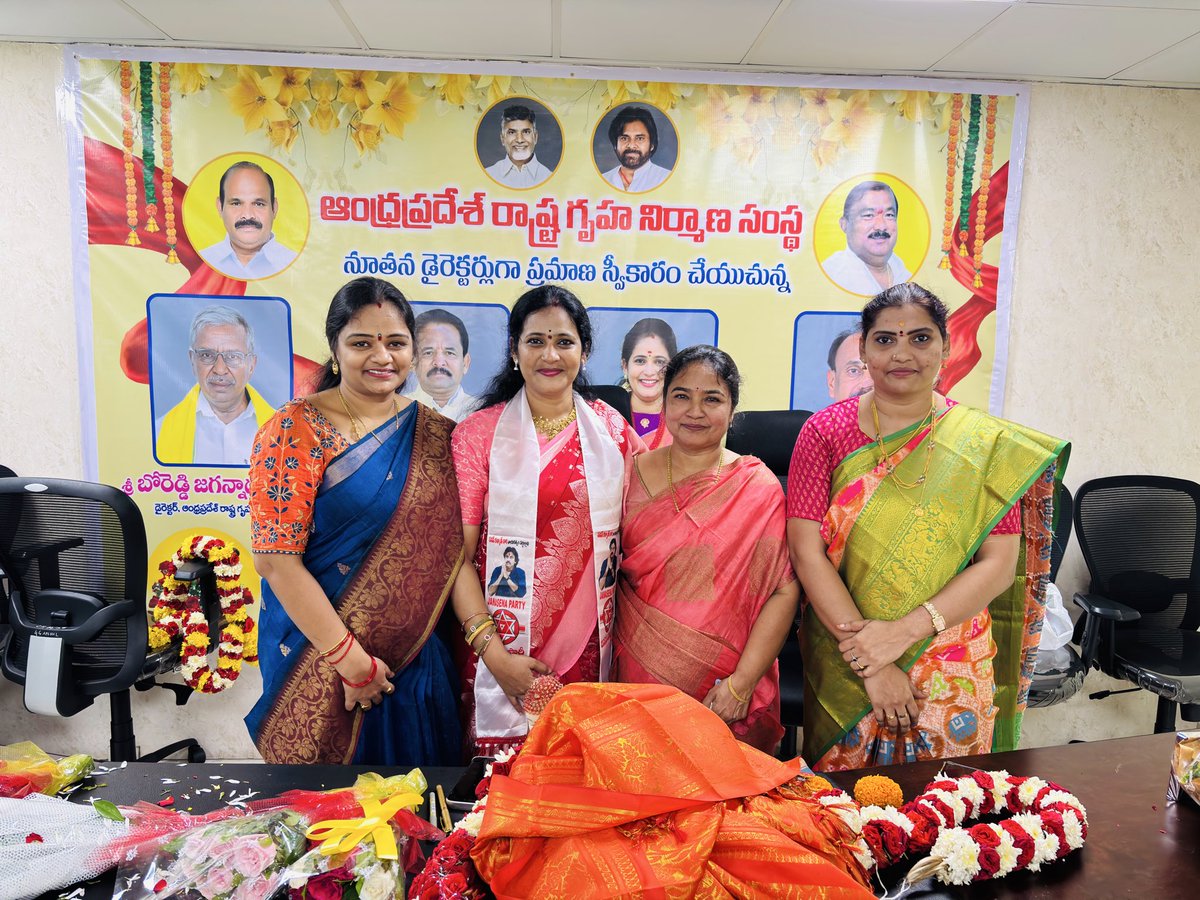 Sivaparvathijsp's tweet image. ఆంధ్ర ప్రదేశ్ హౌసింగ్ డెవలప్మెంట్ కార్పొరేషన్ డైరెక్టర్ గా ప్రమాణ స్వీకారం చేసిన మా తోటి జన సేన మహిళా నాయకురాలు శ్రీమతి ప్రియ సౌజన్య గారికి హృదయ పూర్వక శుభాకాంక్షలు 🙏