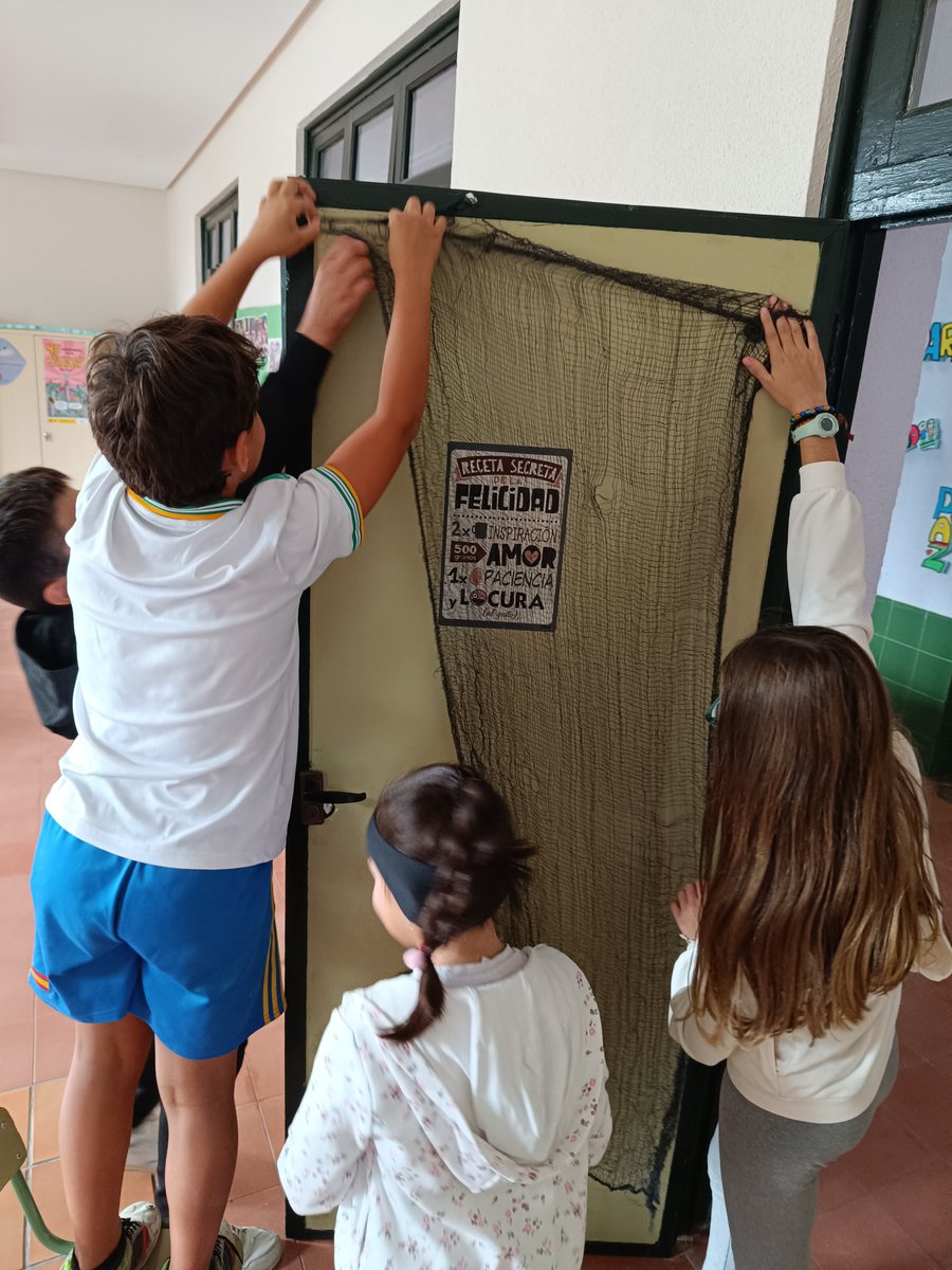 ¿Qué son esos ruidos que se escuchan en nuestro cole? Tranquilos, son nuestros mayores decorando los pasillos, por aquí no pasa nada. Esa mano blanca en tu hombro no es real. Que el 30 celebramos Halloween en Fuenteguinaldo, sí.