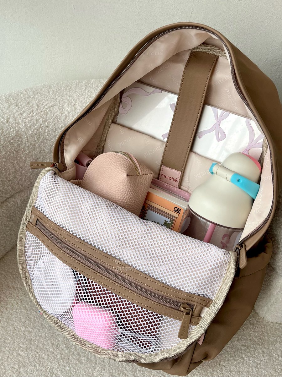 cloudysnowys's tweet photo. RANSEL LOCAL BRAND I CAN’T STOP USING:

banyak banget compartmentsnya 😭🤎👏🏻 https://t.co/LgyhHEbNgS