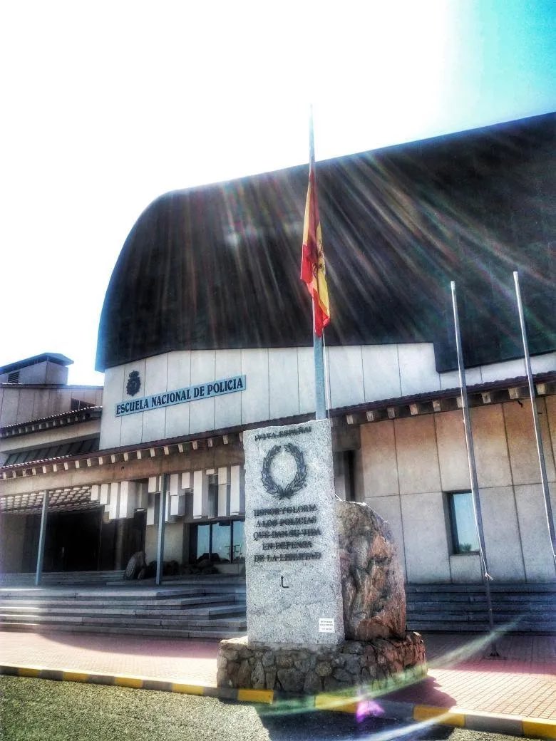 Mañana muchos de vosotros estaréis un pasito más cerca de cumplir vuestro sueño.

Descansad, pasear y despejaros 

Pase lo que pase, sentíos orgullosos de vuestro trabajo y esfuerzo.

Mucha suerte! 💪🏻💙

#EscalaBásica