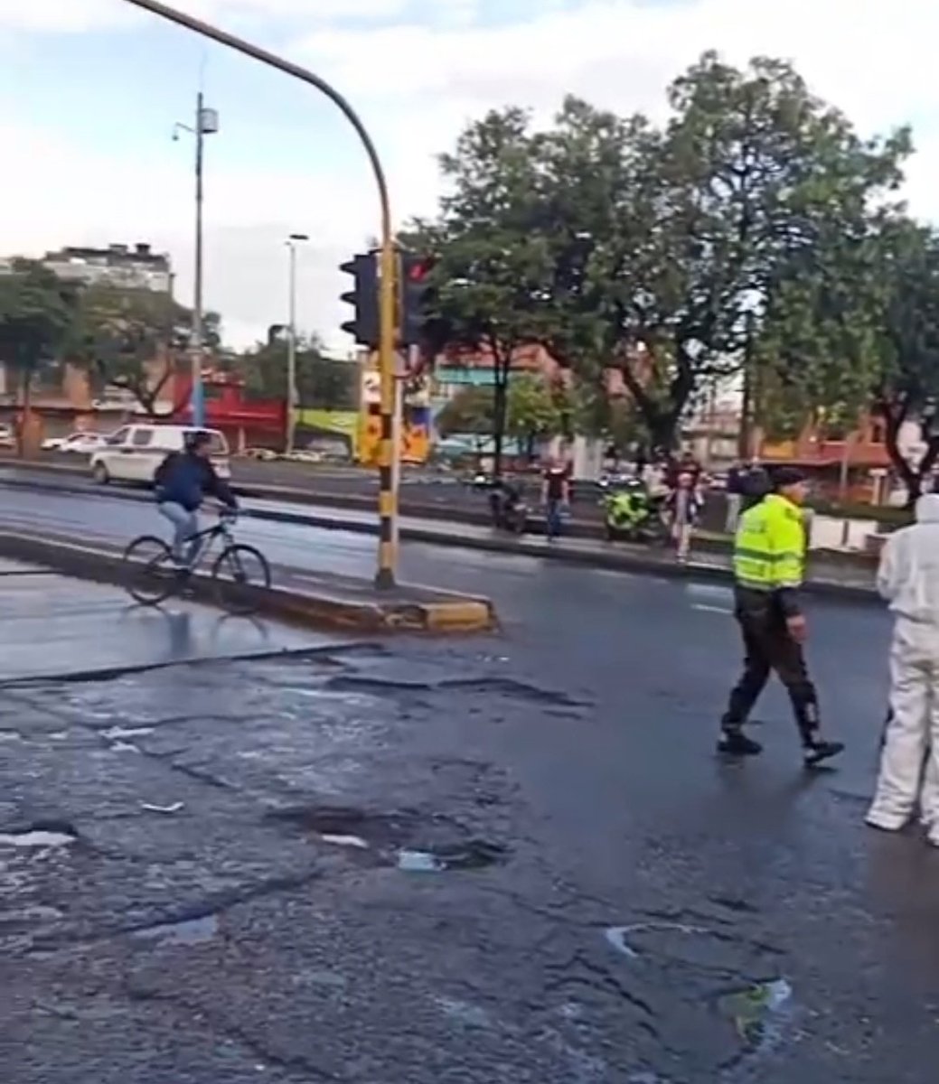 BogotaTransito's tweet photo. [06:35 a.m.] #AEstaHora | Unidad de criminalística en el punto. Grupo Guía y @TransitoBta, apoyan la regulación del tráfico. 🚧 Se realiza cierre total de la Av. Caracas. https://t.co/kD84XI9TMf