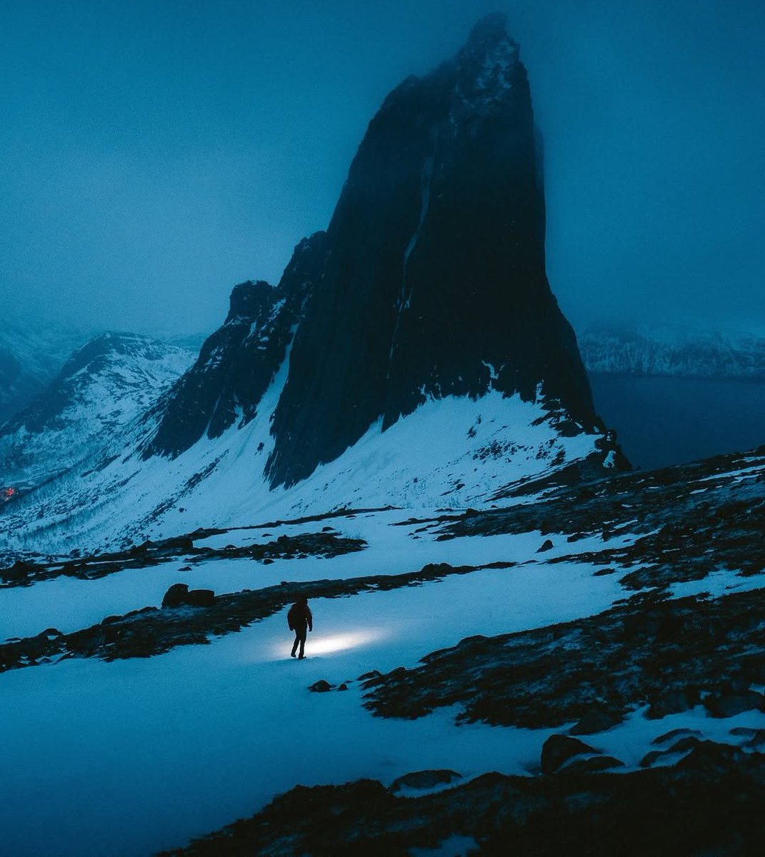 visualsofearth1's tweet photo. Cold evenings above the Arctic Cirlce https://t.co/vNVuMGdrIS