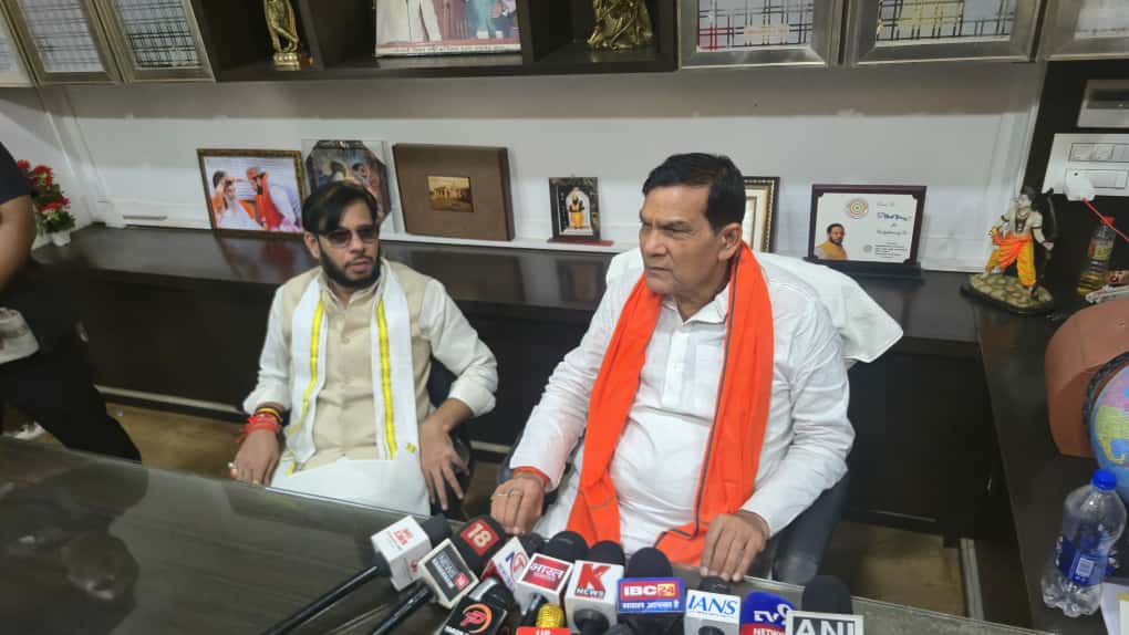 प्रदेश के माननीय ऊर्जा एवं नगर विकास मंत्री
आदरणीय ए के शर्मा जी आज हमारे आवास रायबरेली पधारने पर उनका स्वागत किया। और अपने क्षेत्र के ऊर्जा एवं नगर विकास से संबंधित विकास कार्यों पर चर्चा भी की