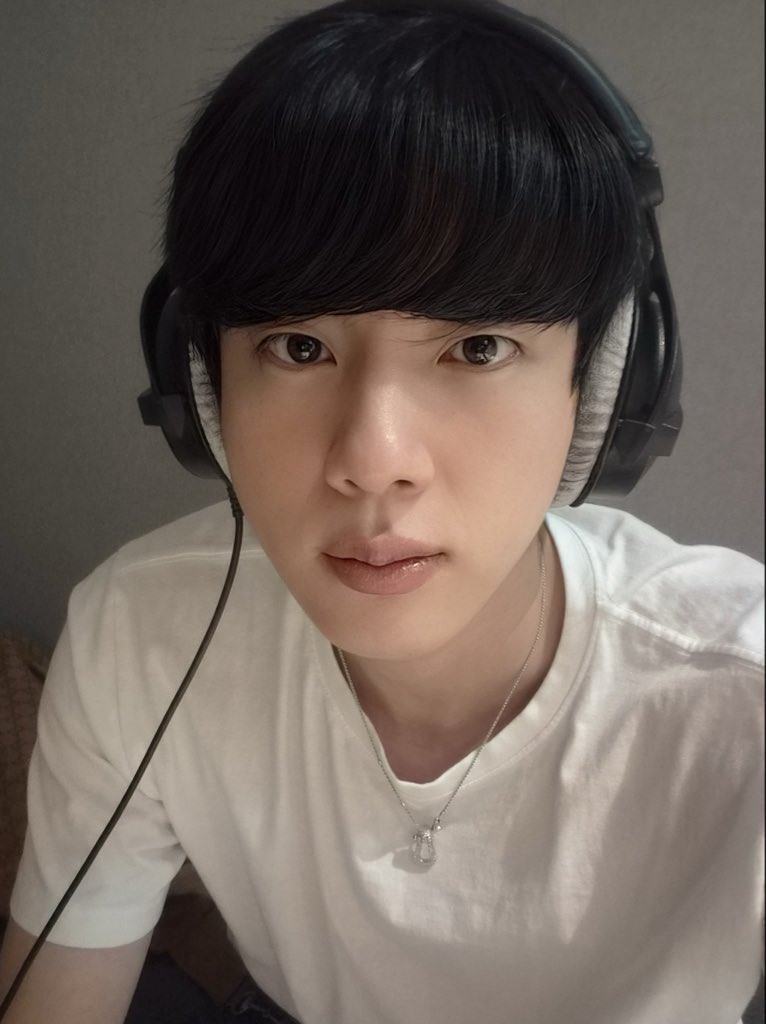 Lei_Cerna's tweet photo. I’m voting #Jin for the #2025MAMAVOTE https://t.co/X4t3Tm3CD1