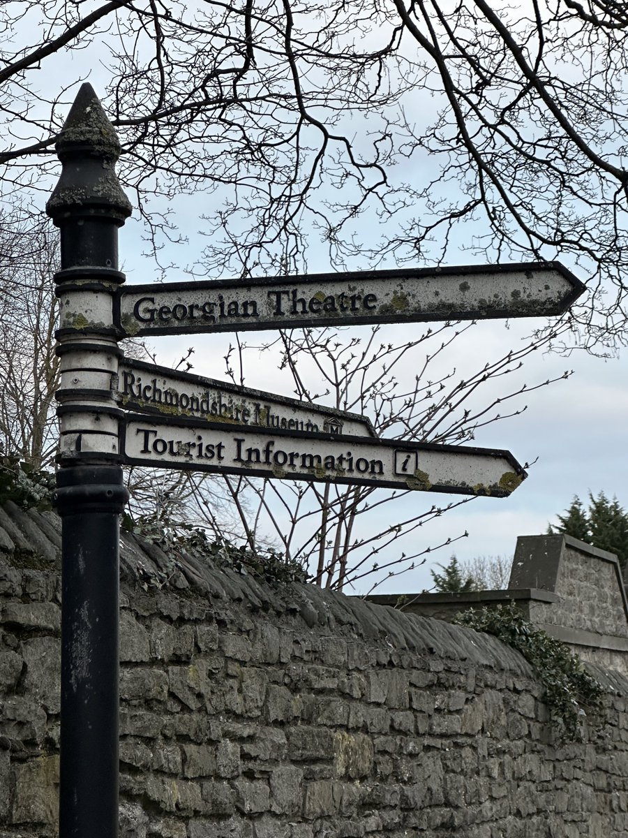 Cazlar 📚💙 (@cazlar123) on Twitter photo Sign in Richmond from the archives 
#fingerpostfriday 
#ferrousfriday Sign in Richmond from the archives 
#fingerpostfriday 
#ferrousfriday