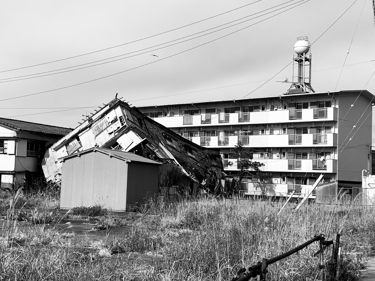HiroTakeuchi's tweet photo. Collapsed apartment building.
#collapsedapartmentbuilding
#collapsedbuilding
#oldaprtment
#ruins
#urbex
#倒壊アパート
#廃屋
#倒壊物件
#blackandgrayphoto
#monochromephoto https://t.co/jZzVh0C9M7