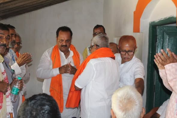 vinaybjpbihar's tweet photo. विधानसभा चुनाव के अंतर्गत सोनपुर विधानसभा क्षेत्र में श्री सौरव सोलंकी जी के पहारिचक स्थित आवास पर बैठक कर स्थानीय नागरिकों से मुलाकात की और एनडीए के पक्ष में मतदान करने की अपील की।
एनडीए के पक्ष में हर वोट, विकास के पक्ष में एक कदम।
#NDAForDevelopment #SonpurVidhansabha https://t.co/maPHk0l7RB