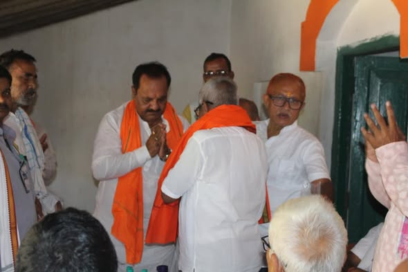 vinaybjpbihar's tweet photo. विधानसभा चुनाव के अंतर्गत सोनपुर विधानसभा क्षेत्र में श्री सौरव सोलंकी जी के पहारिचक स्थित आवास पर बैठक कर स्थानीय नागरिकों से मुलाकात की और एनडीए के पक्ष में मतदान करने की अपील की।
एनडीए के पक्ष में हर वोट, विकास के पक्ष में एक कदम।
#NDAForDevelopment #SonpurVidhansabha https://t.co/maPHk0l7RB