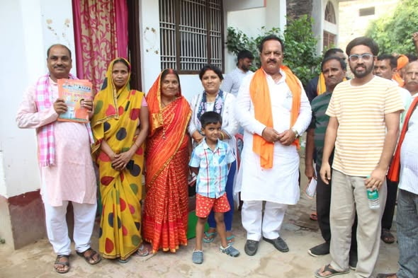 vinaybjpbihar's tweet photo. विधानसभा चुनाव के अंतर्गत सोनपुर विधानसभा क्षेत्र में श्री सौरव सोलंकी जी के पहारिचक स्थित आवास पर बैठक कर स्थानीय नागरिकों से मुलाकात की और एनडीए के पक्ष में मतदान करने की अपील की।
एनडीए के पक्ष में हर वोट, विकास के पक्ष में एक कदम।
#NDAForDevelopment #SonpurVidhansabha https://t.co/maPHk0l7RB