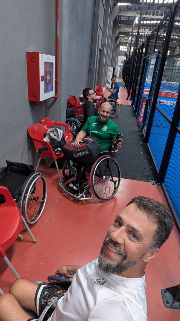 A VECES LOS COMPROMISOS FAMILIARES Y DE TRABAJO TE LLEVAN A LA PISTA A LAS 9 A.M.

Hoy jornada matutina de entreno en el @twelvepadelzenter !

Con la vista puesta en el próximo torneo de la Liga: *I Open de padel en silla de ruedas de MALAGA*