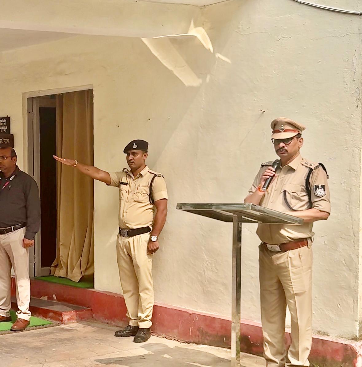 SPTikamgarh's tweet image. राष्ट्रीय #CyberSecurityMonth के अंतर्गत पुलिस अधीक्षक श्री मनोहर सिंह मंडलोई व कलेक्टर श्री विवेक श्रोतीय द्वारा पुलिस बल को साइबर सुरक्षा की शपथ दिलाई एवं साइबर जागरूकता रथ को हरी झंडी दिखाकर रवाना किया 🚓✨
👉 संदेश: जागरूक रहें, सुरक्षित रहें! @DGP_MP @mohdept @MPPoliceDeptt